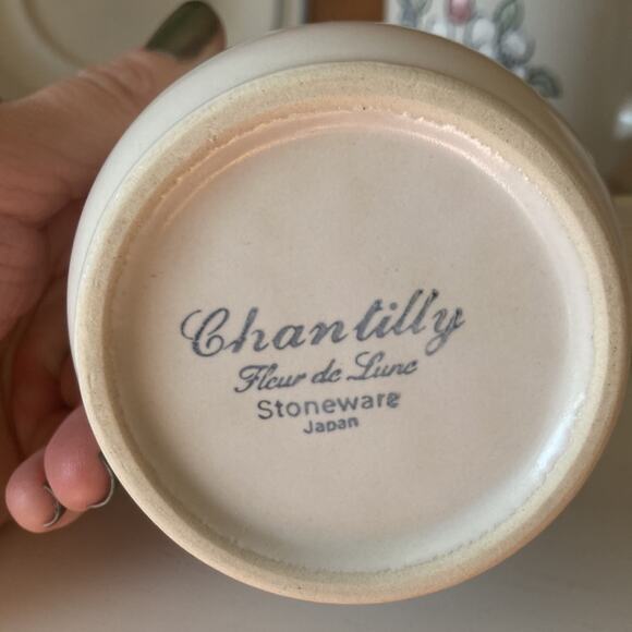 Vintage Chantilly Fleur de Lune Cups & Saucers, Service for 4 - Picture 7 of 13